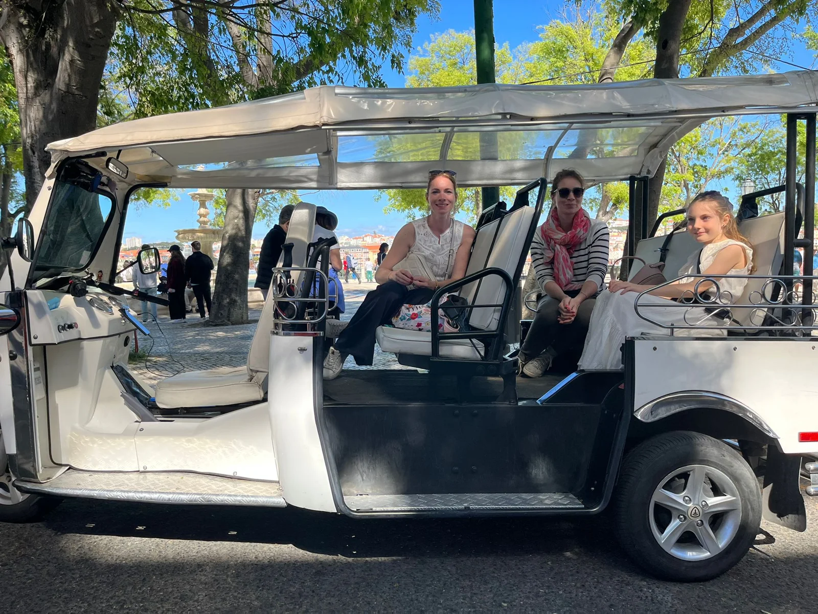 Passageiras num tuk-tuk em Lisboa