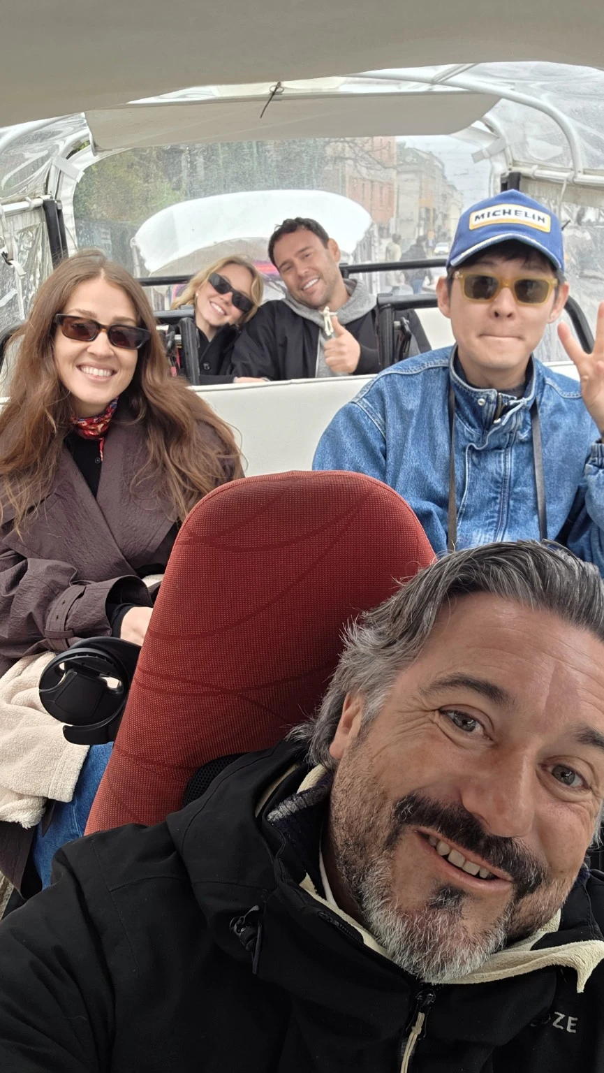 Domingos com um grupo a bordo do tuk-tuk