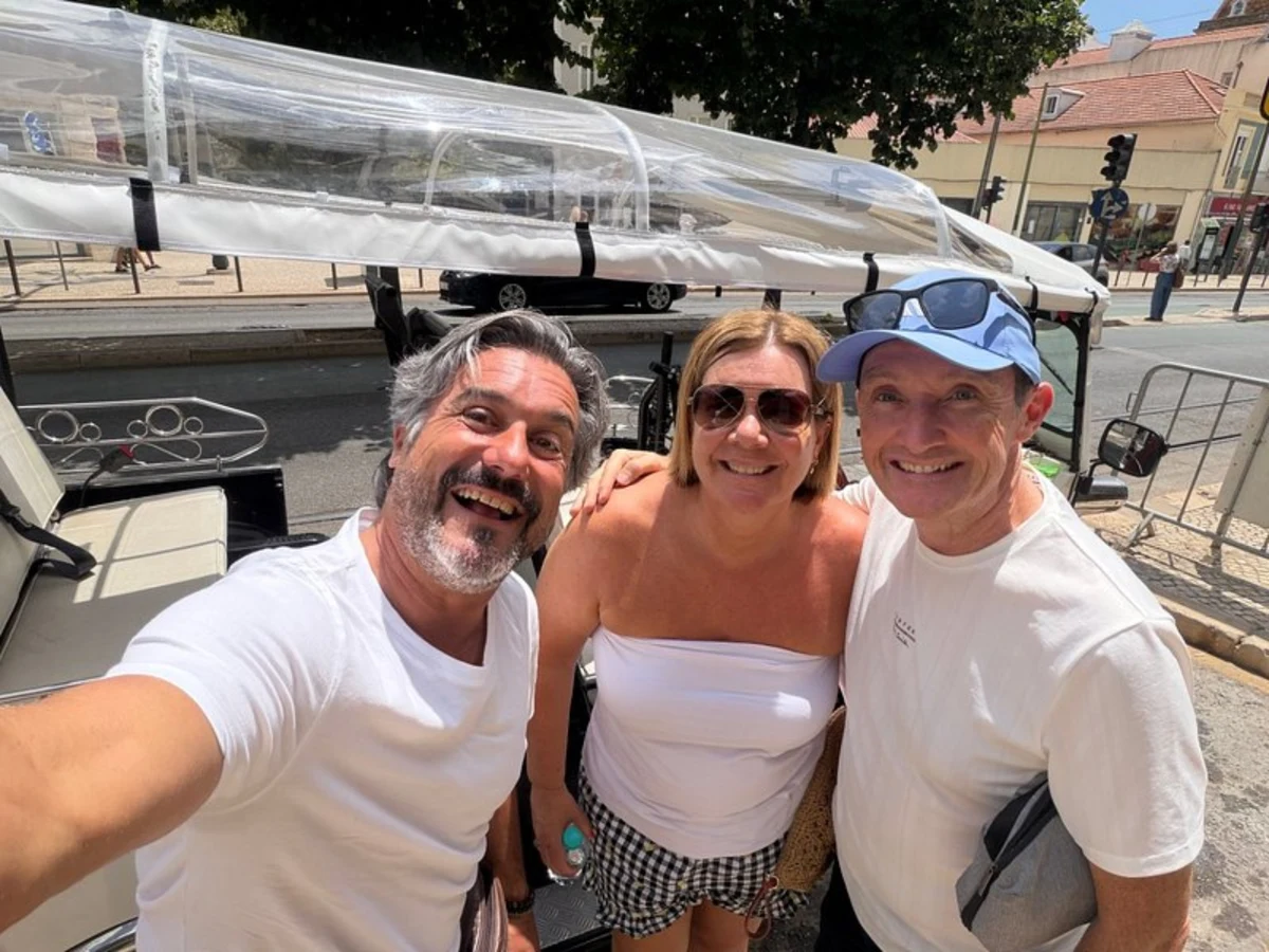 Domingos com um casal junto ao tuk-tuk