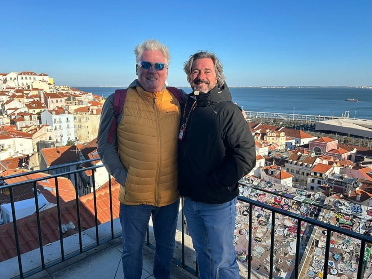 Domingos com um visitante num miradouro de Lisboa